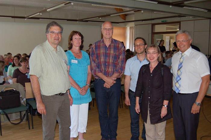 Professor Dr. Christian Schrapper (3.v.l) von der Universitt Koblenz, stellte die ersten Befunde der Evaluation vor. Die Vertreter der am Projekt teilnehmenden Beratungsstellen: Andreas Markert  von der Lebensberatung des Bistums Trier (links), Elke Vo (2.v.l.) und Renate Schning (2.v.r.) vom Diakonischen Werk Neuwied; stellvertretender Jugendamtsleiter Uwe Kukla (3.v.r.) und der 1.Kreisbeigeordnete und Jugendamtsdezernent Achim Hallerbach (rechts). Foto: privat